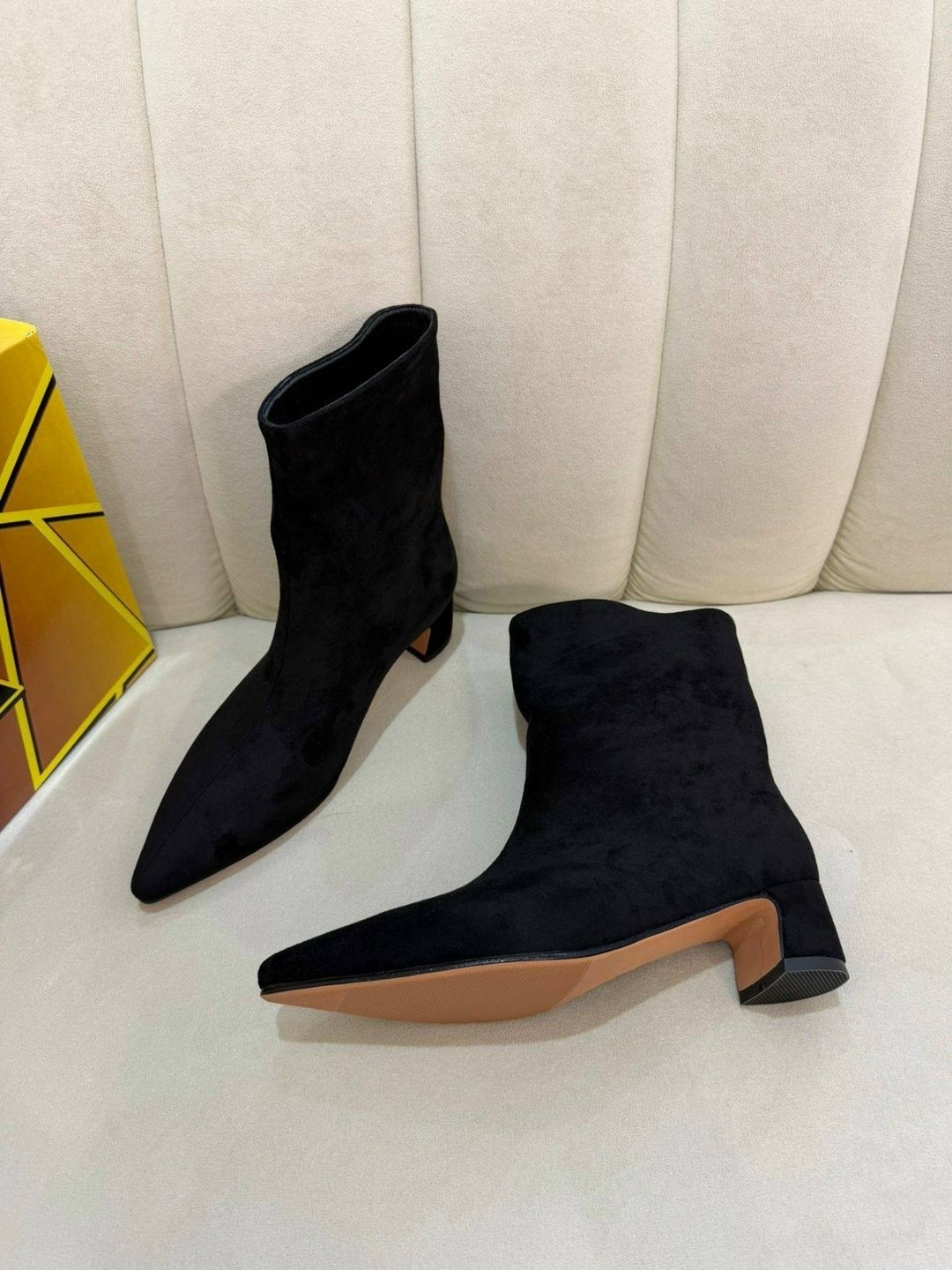 ботильоны замшевые,женские ботильоны,,ботильоны модные,женские ботильоны с острым носком