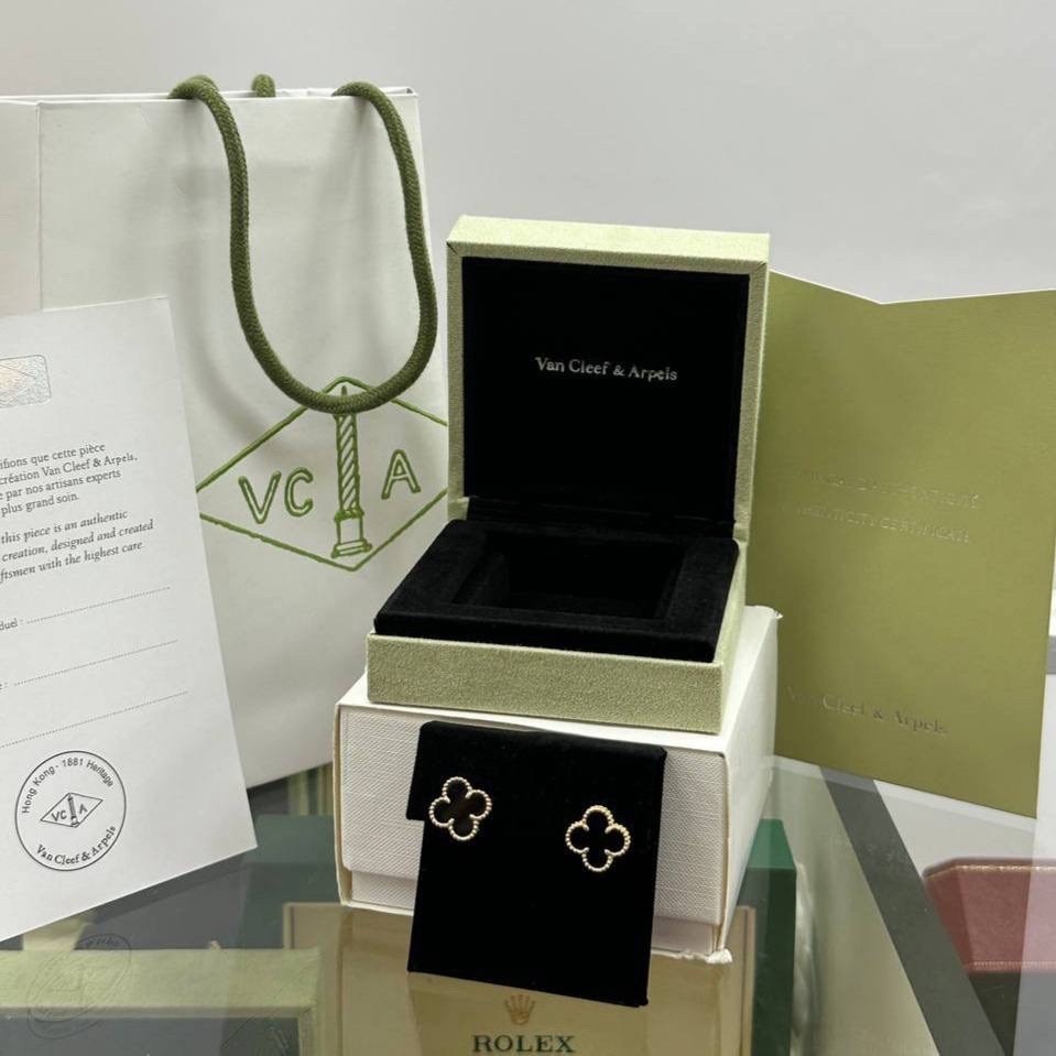 пуссеты pure alhambra,van cleef alhambra подвеска,collier alhambra van cleef,пуссеты pure alhambra желтое золото 18 карат оникс van cleef & arpels,подвеска van cleef & arpels sweet alhambra