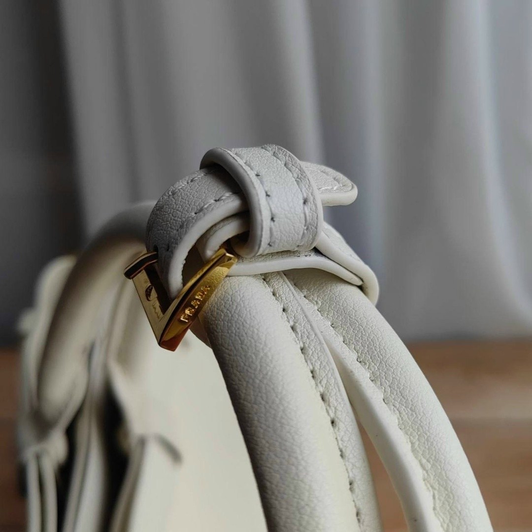 сумка prada белая,сумка женская prada,сумки prada,сумка,сумка женская