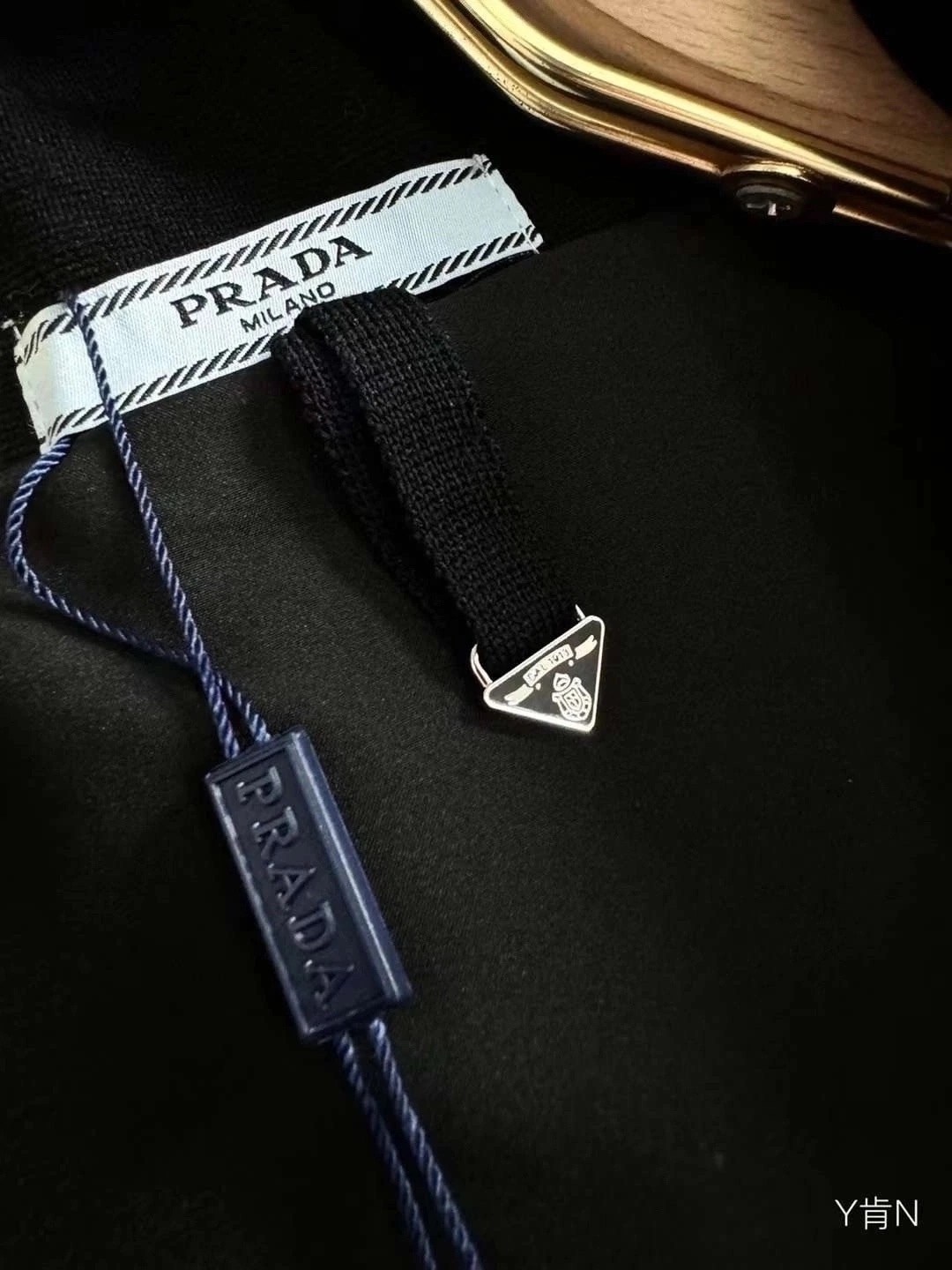 жилетка прада,стильная жилетка,жилет prada,жилетка,жилетка безрукавка