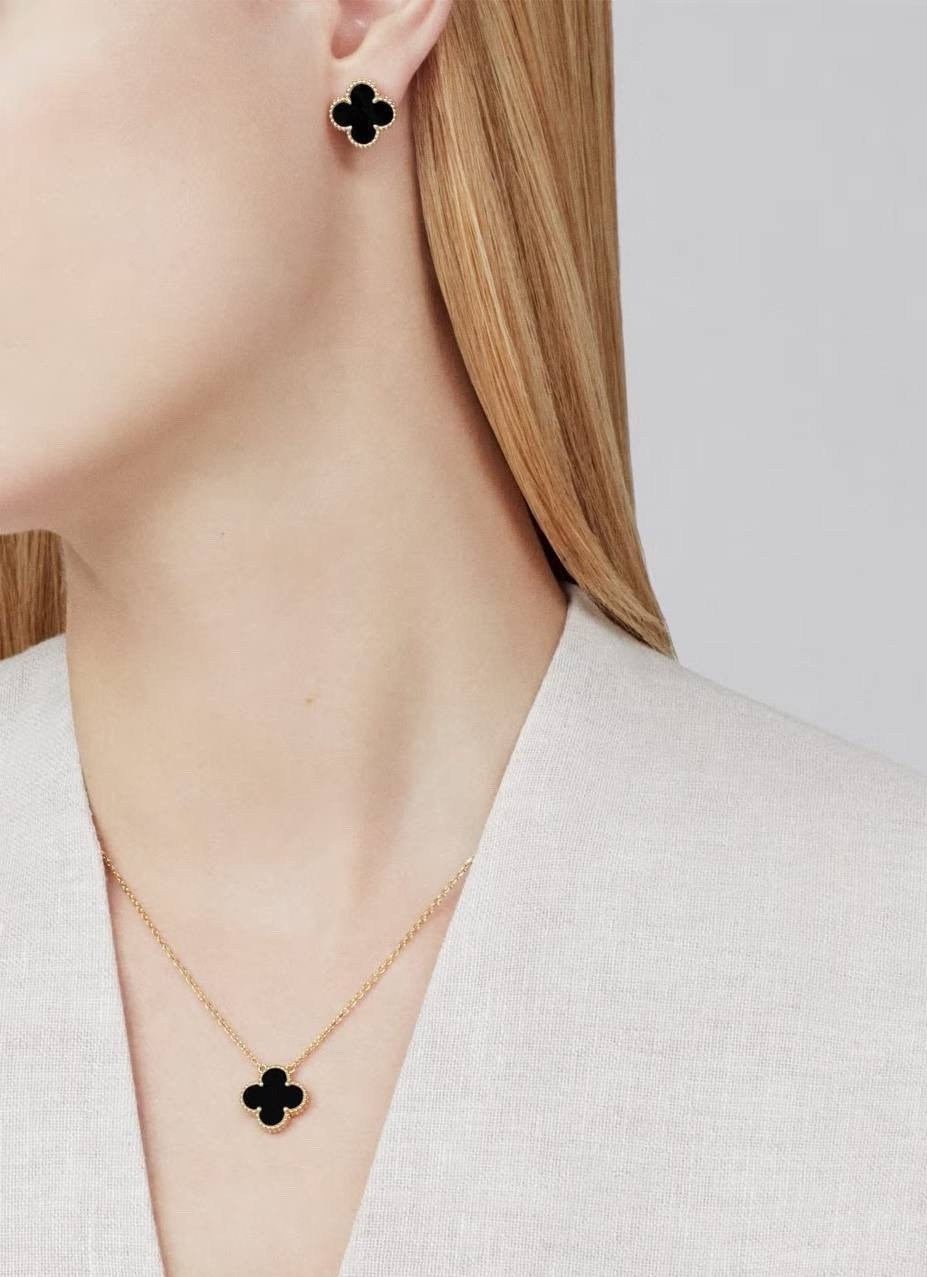 пуссеты pure alhambra,van cleef alhambra подвеска,collier alhambra van cleef,пуссеты pure alhambra желтое золото 18 карат оникс van cleef & arpels,подвеска van cleef & arpels sweet alhambra