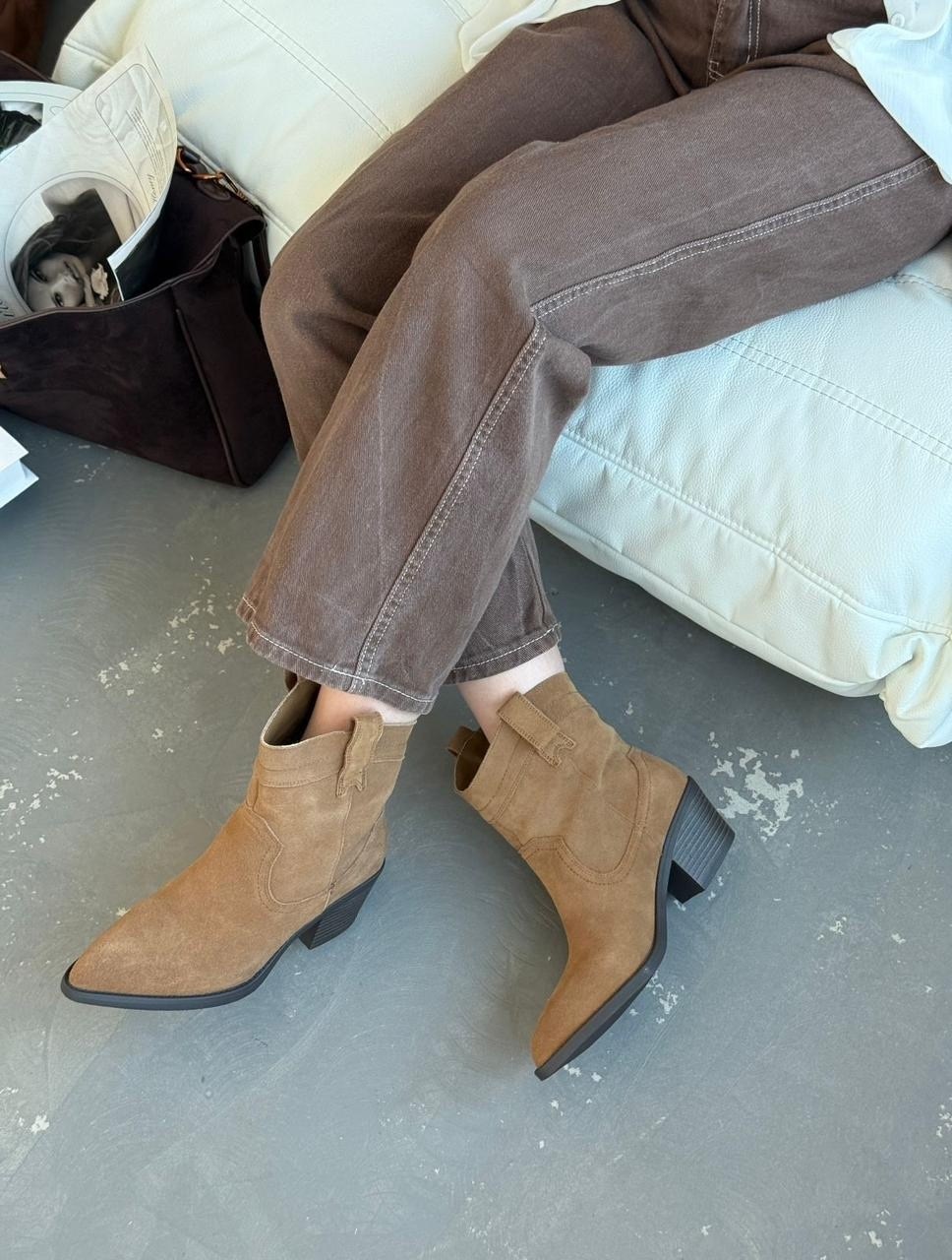 зимние классические женские ботинки челси из коровьей замши с острым носком на танкетке,,сапоги марк якобс казаки женские бежевые замшевые,казаки бежевые замшевые эконика,ботинки казаки tucino 33