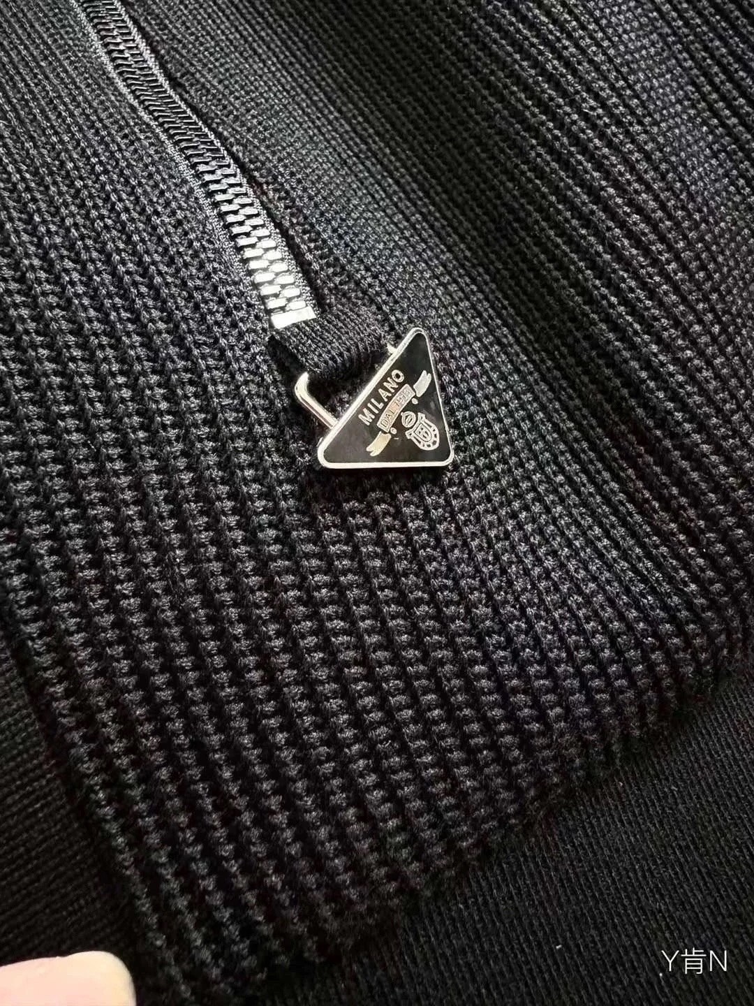 жилетка прада,стильная жилетка,жилет prada,жилетка,жилетка безрукавка