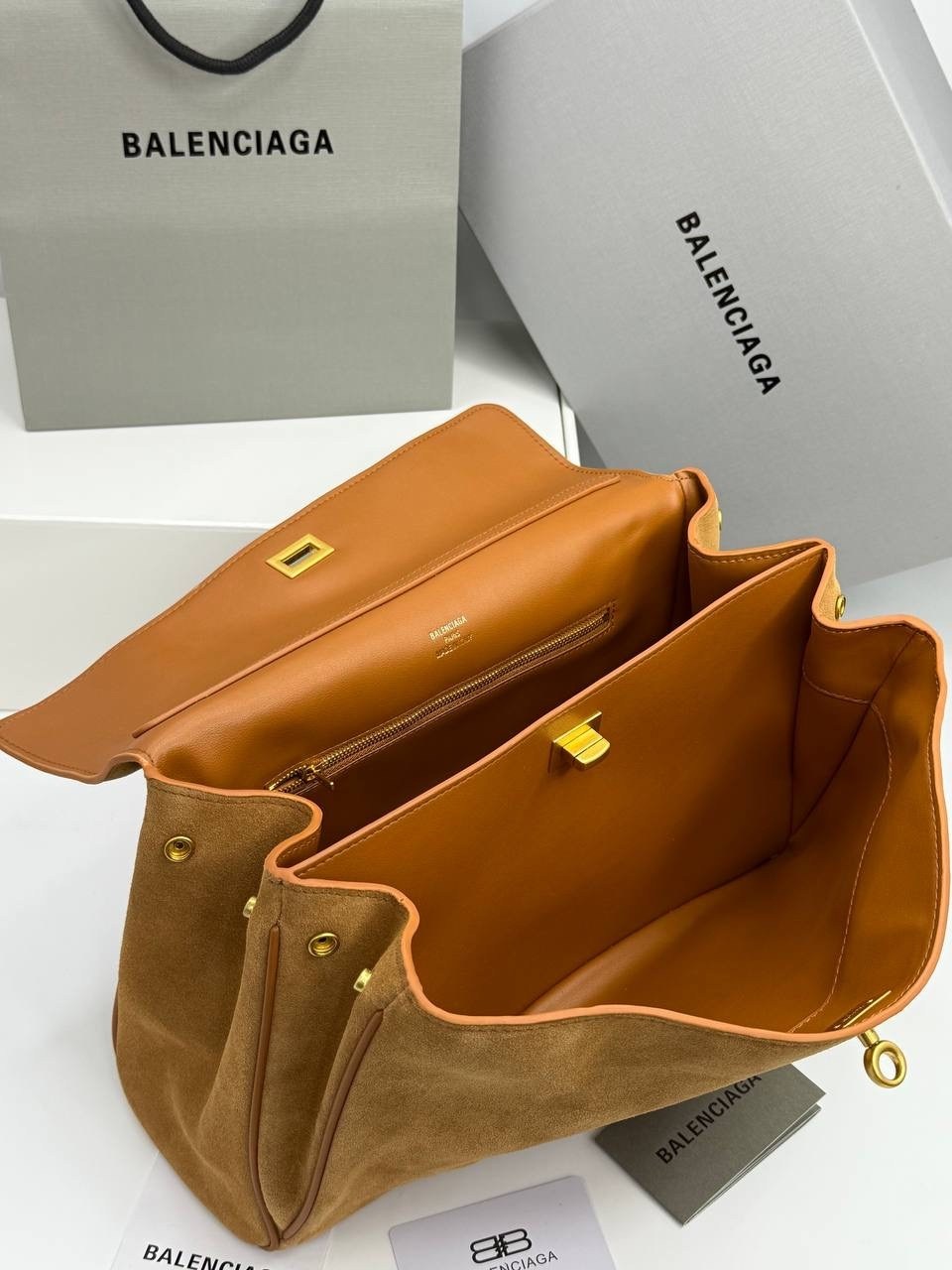 роскошная сумка из замши balenciaga rodeo,женская замшевая сумка balenciaga коричневая 35х23,сумка женская balenciaga натуральная замша,сумка замшевая balenciaga родео,замшевая сумка balenciaga rodeo