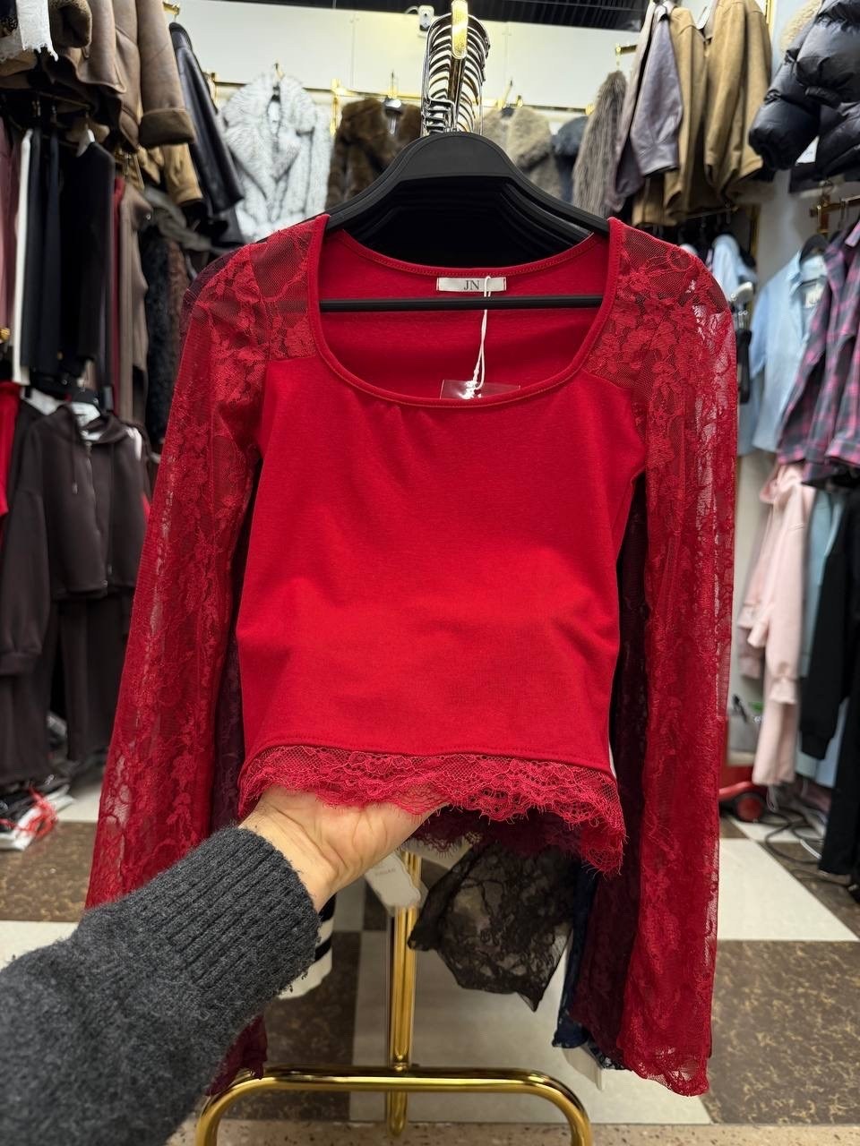 топы модные,девушка,женская шифоновая блузка с леопардовым принтом v-образным вырезом и расклешенными рукавами,топ вечерний кружевной на пуговицах с рукавами,элегантные топы