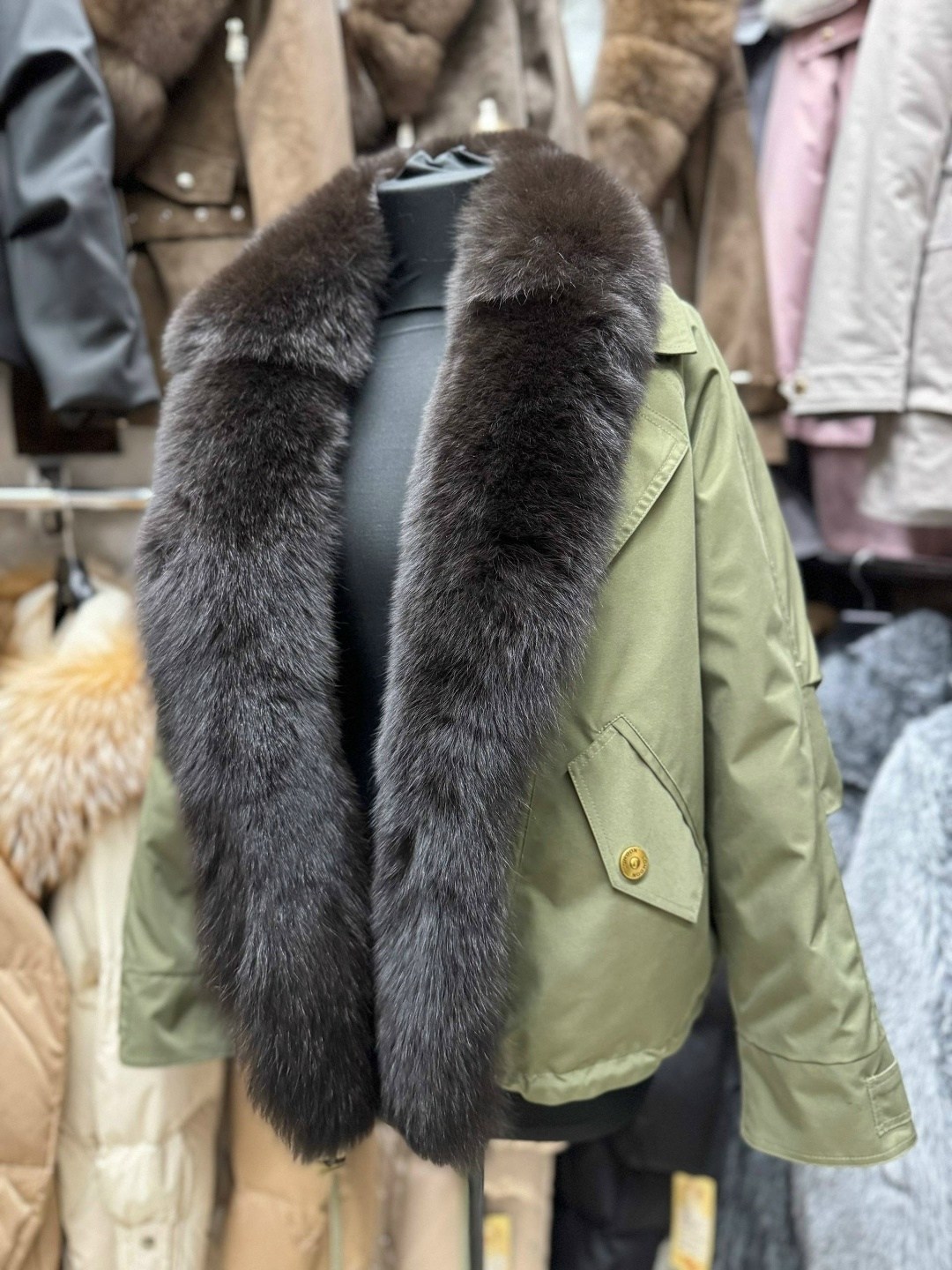 зеленая парка с мехом,зеленая парка с мехом песца,парка с натуральным мехом,парка с мехом,парки с мехом песца