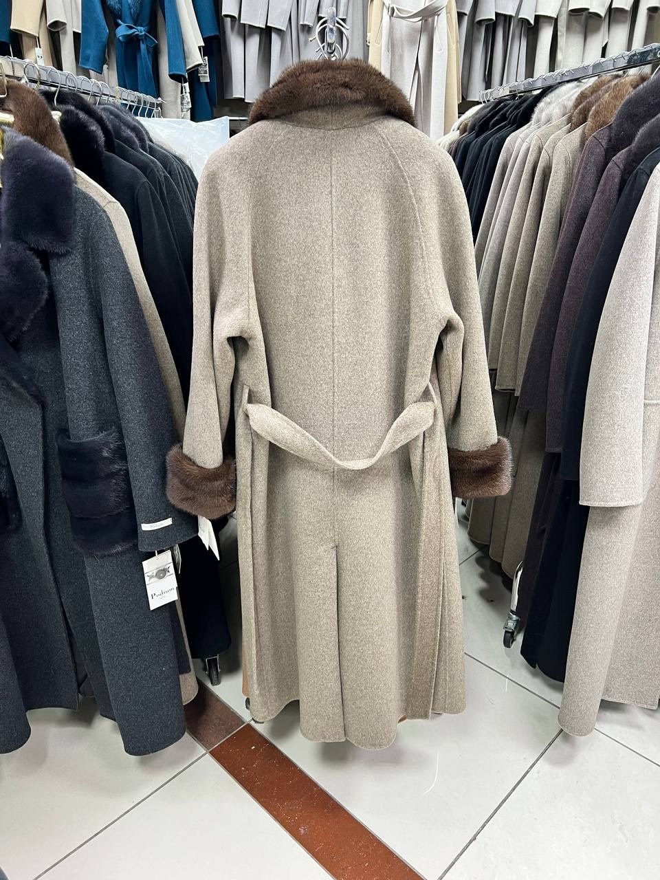 женское кашемировое пальто с воротником из лисьего меха,пальто с мехом,кашемировое пальто с мехом,пальто зимнее полушерстяное 271 каляев,длинное женское шерстяное пальто с большим воротником из натура