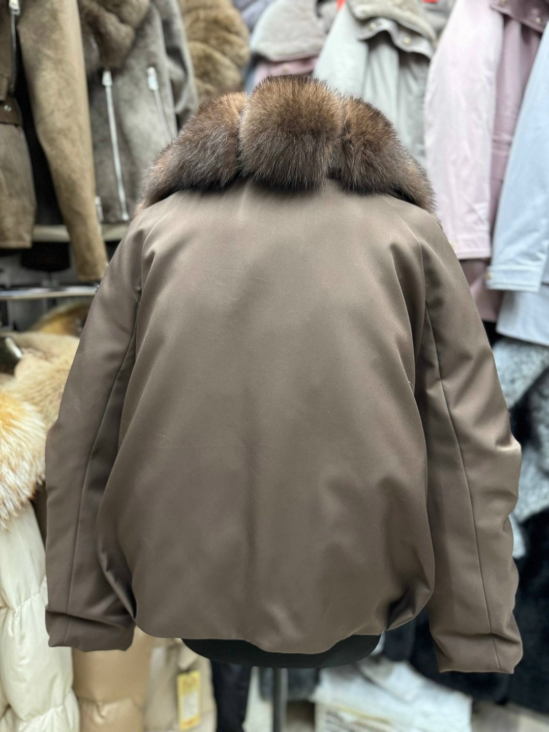 пуховик с натуральным мехом,куртка с мехом,пуховик женский с натуральным мехом,женская куртка с натуральным лисьим мехом,пуховики с мехом песца