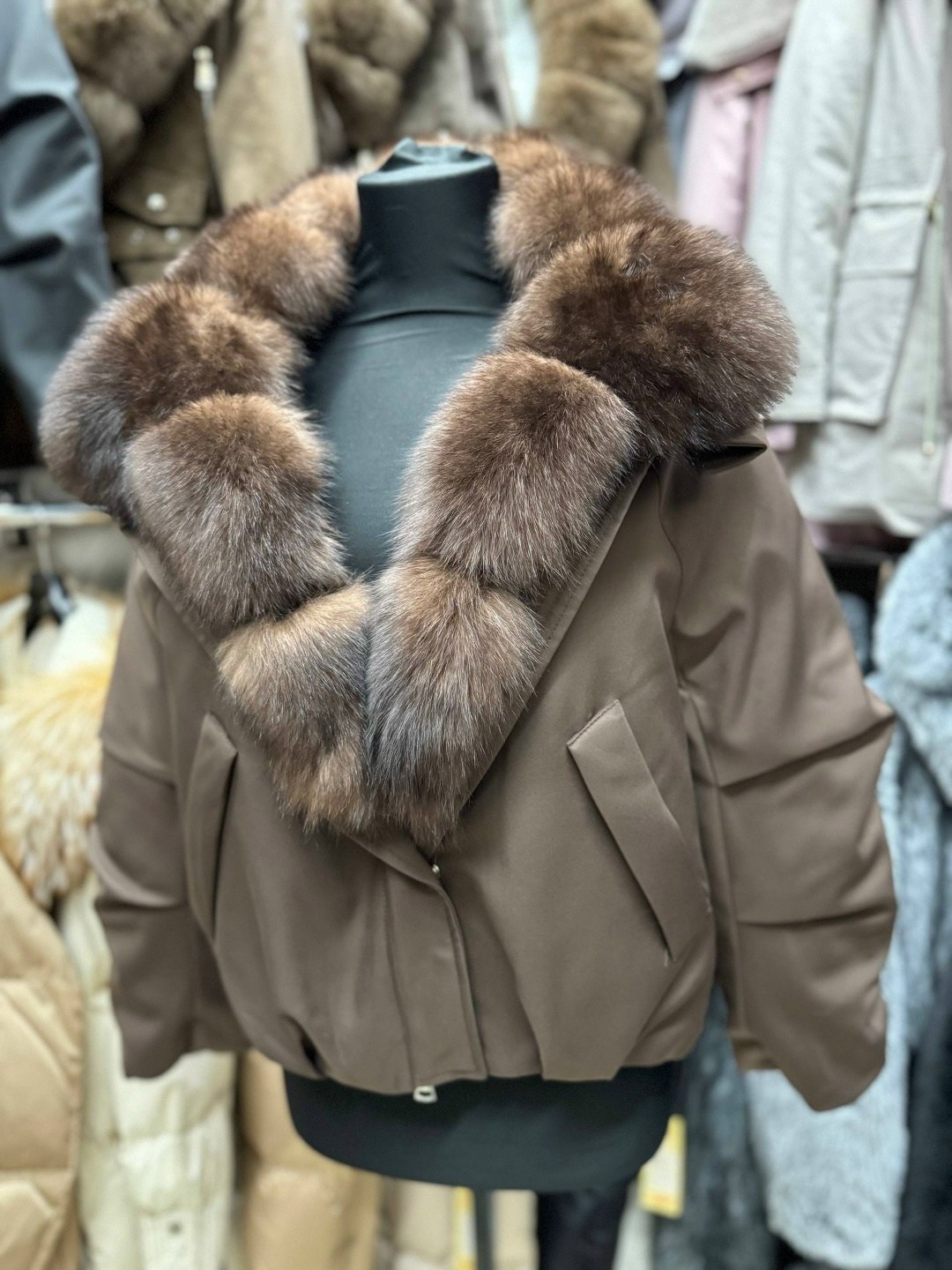 пуховик с натуральным мехом,куртка с мехом,пуховик женский с натуральным мехом,женская куртка с натуральным лисьим мехом,пуховики с мехом песца