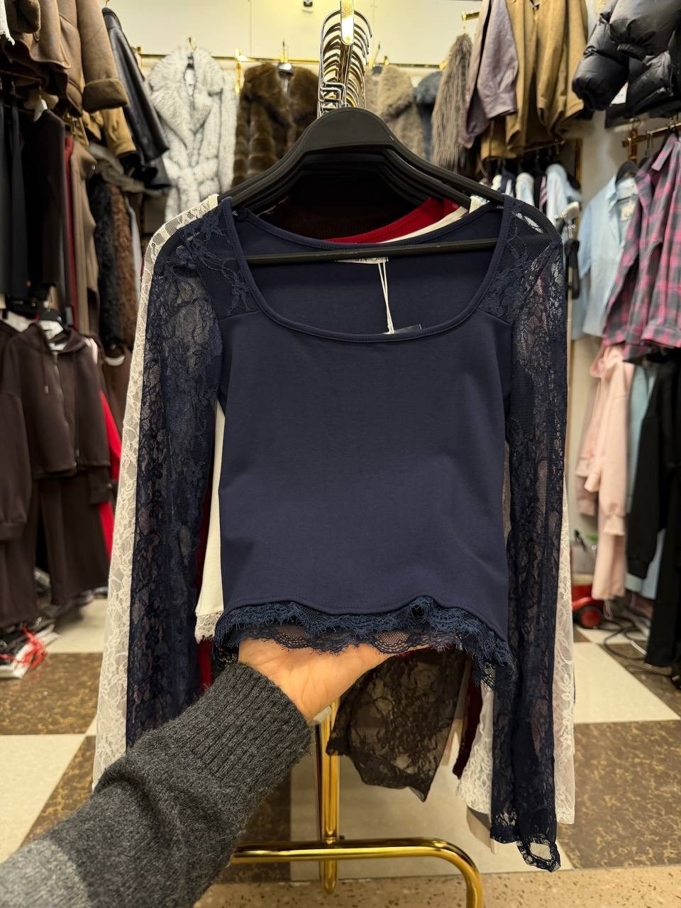 топы модные,девушка,женская шифоновая блузка с леопардовым принтом v-образным вырезом и расклешенными рукавами,топ вечерний кружевной на пуговицах с рукавами,элегантные топы