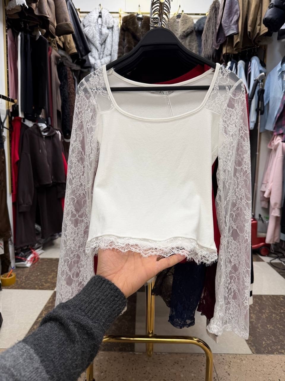 топы модные,девушка,женская шифоновая блузка с леопардовым принтом v-образным вырезом и расклешенными рукавами,топ вечерний кружевной на пуговицах с рукавами,элегантные топы