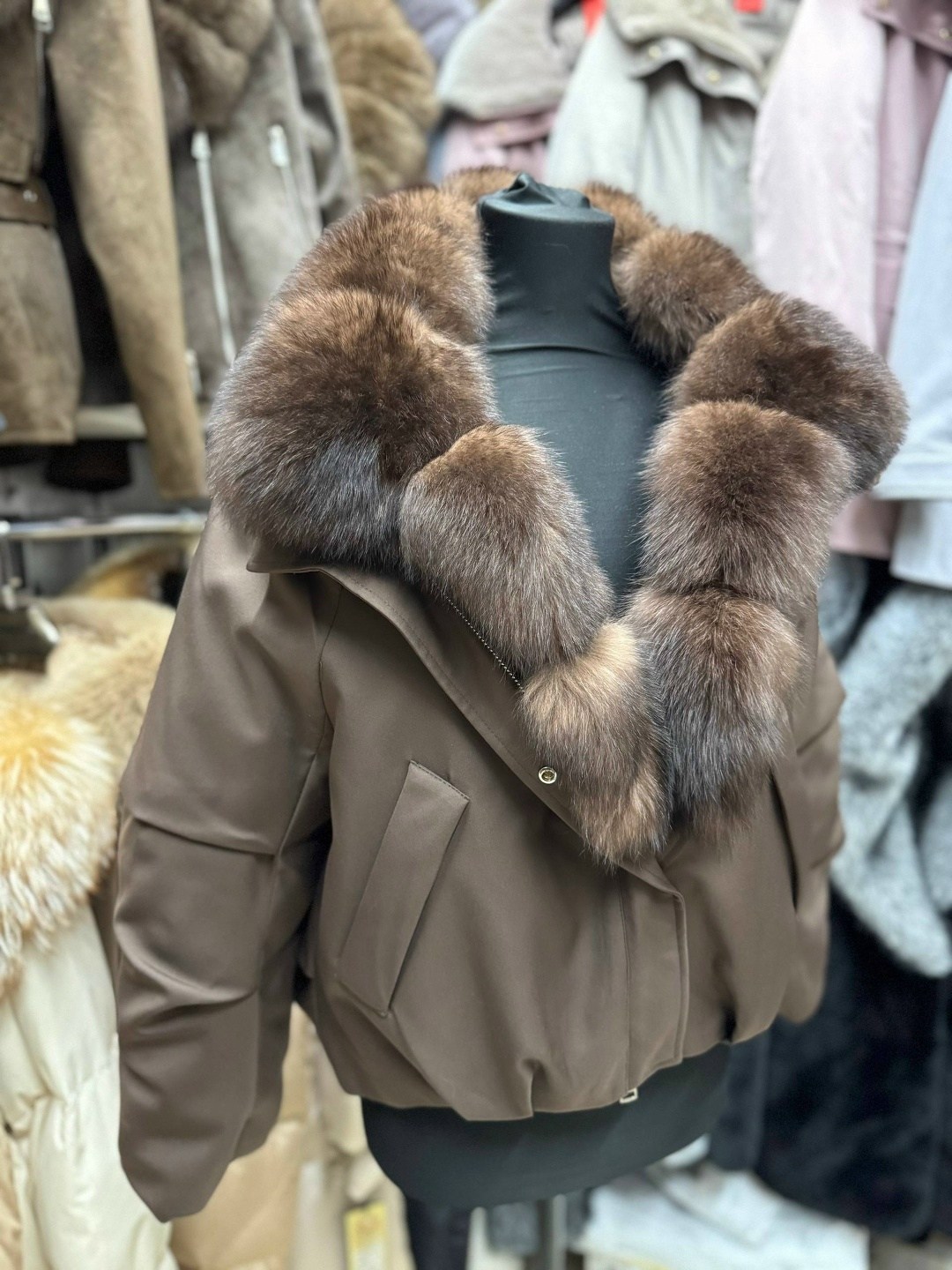 пуховик с натуральным мехом,куртка с мехом,пуховик женский с натуральным мехом,женская куртка с натуральным лисьим мехом,пуховики с мехом песца
