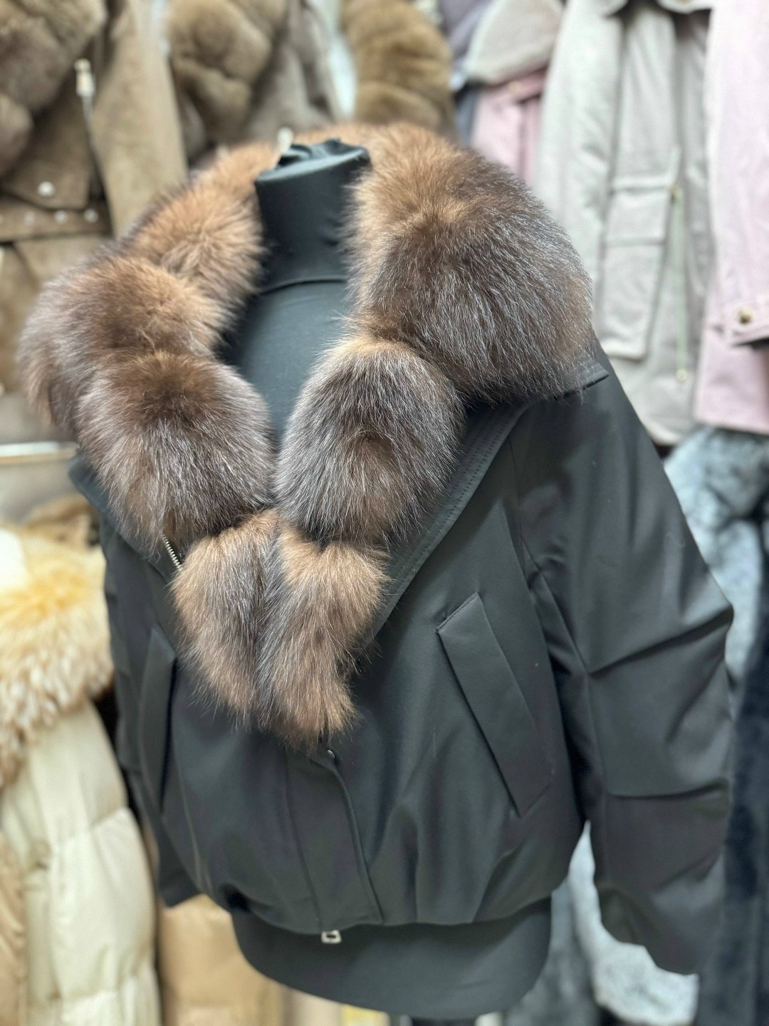 пуховик женский с натуральным мехом,куртка с мехом,куртка с натуральным мехом,пуховик с натуральным песцом,куртка кожаная с мехом