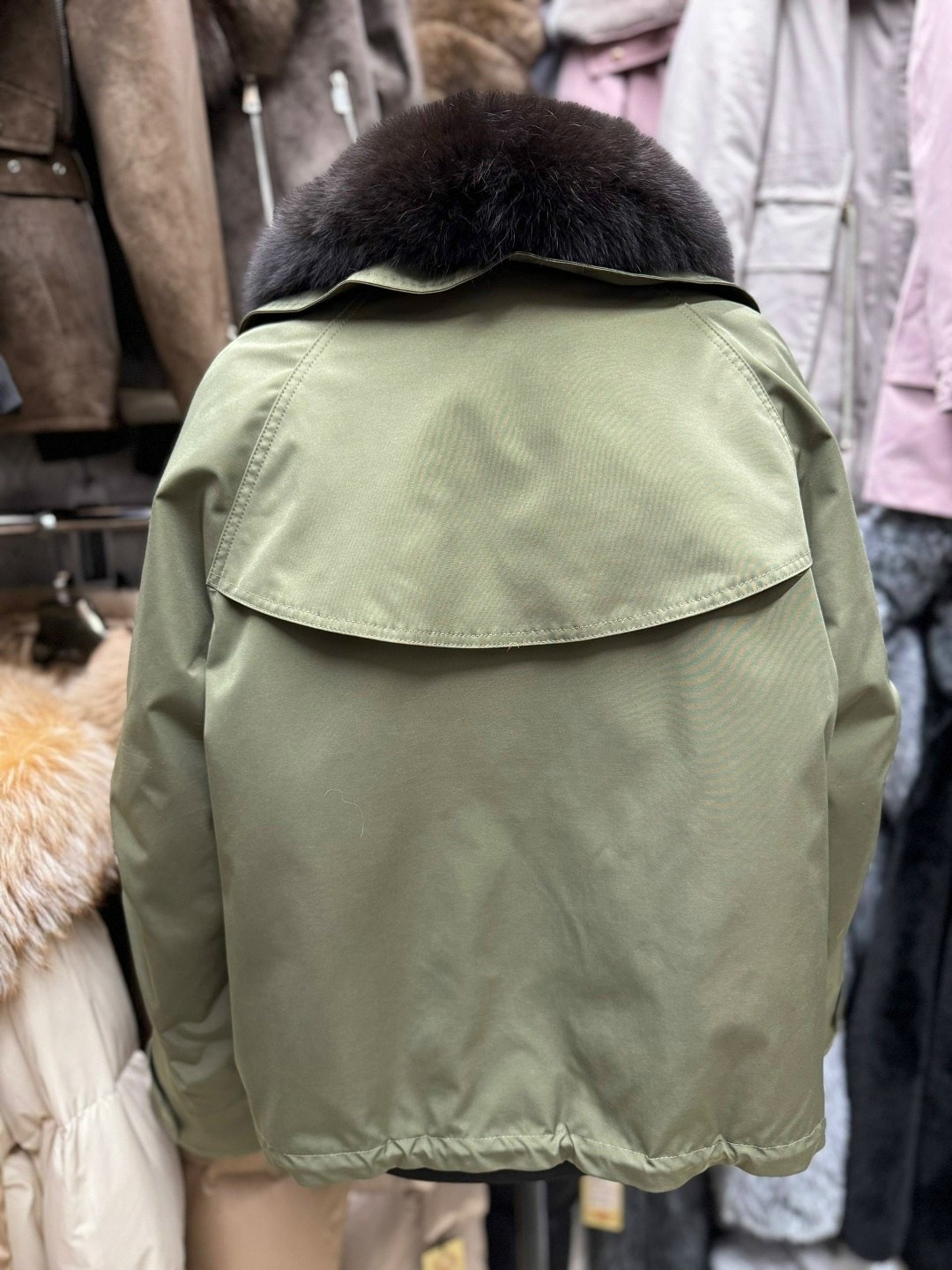 зеленая парка с мехом,зеленая парка с мехом песца,парка с натуральным мехом,парка с мехом,парки с мехом песца