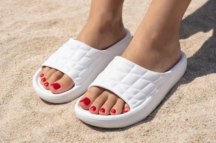 ,шлепанцы женские,тапочки модные,шлепки женские,белые шлепанцы