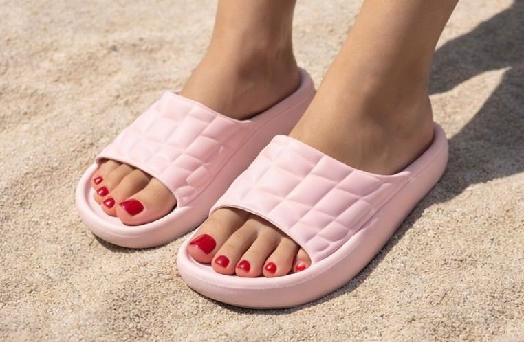 ,шлепанцы женские,тапочки модные,шлепки женские,белые шлепанцы