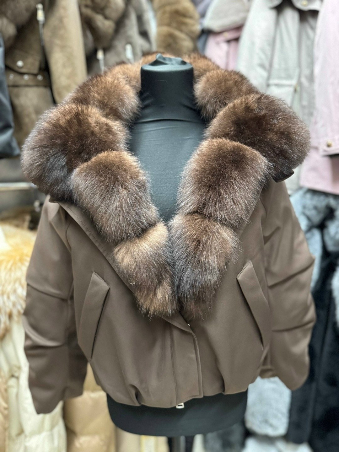 пуховик с натуральным мехом,куртка с мехом,пуховик женский с натуральным мехом,женская куртка с натуральным лисьим мехом,пуховики с мехом песца