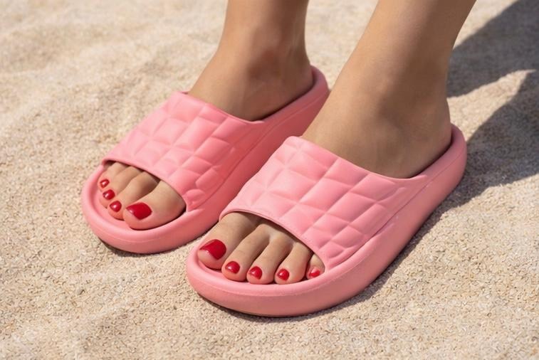 ,шлепанцы женские,тапочки модные,шлепки женские,белые шлепанцы