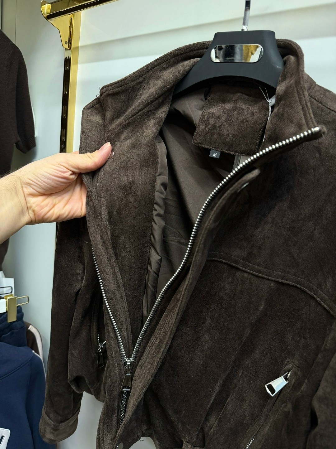 куртка из натуральной замши,замшевая куртка,женская замшевая куртка-бомбер из натуральной кожи,женская куртка бомбер из эко замши коричневого цвета,бомбер женский кожаный замшевый