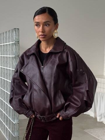 кожаная куртка,куртка бомбер,куртка стильная,бордовая куртка,модная кожаная куртка