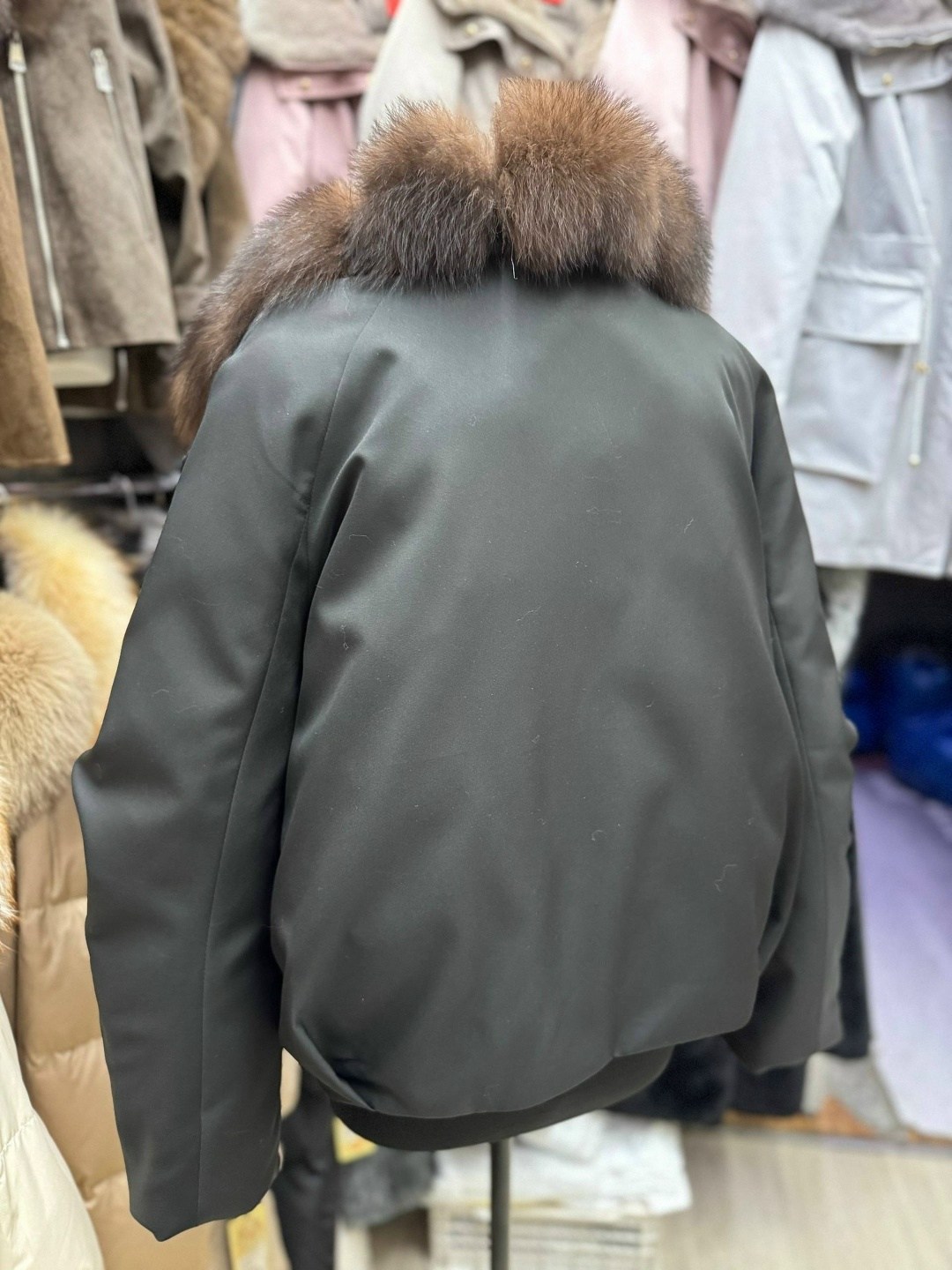 пуховик женский с натуральным мехом,куртка с мехом,куртка с натуральным мехом,пуховик с натуральным песцом,куртка кожаная с мехом