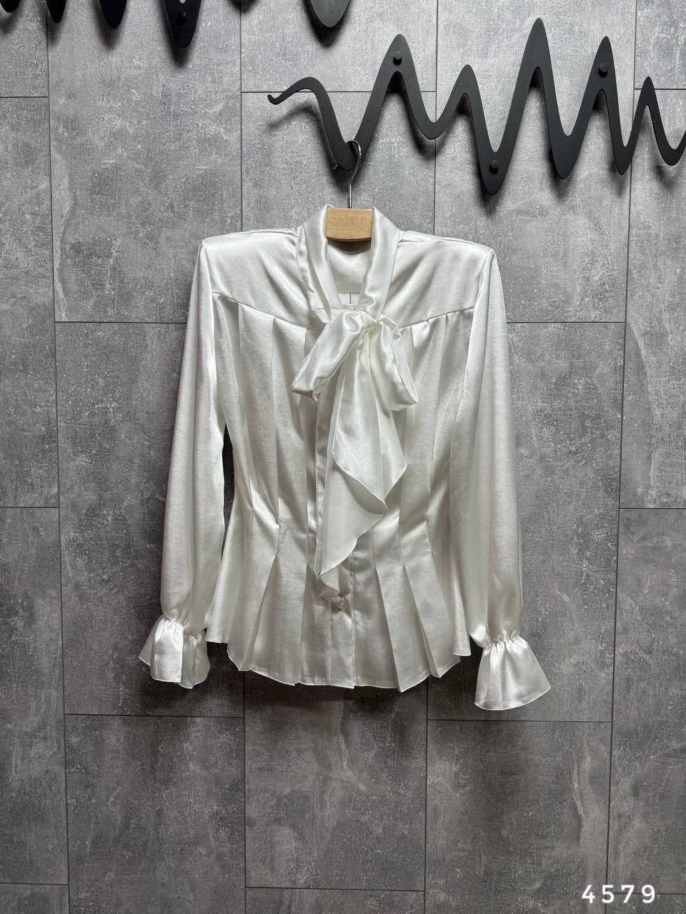 блузка с оборками,блузка с бантом,женская блузка с рюшами белая однотонная с длинным рукавом и бантом,белая блузка с бантом,рубашка с бантом