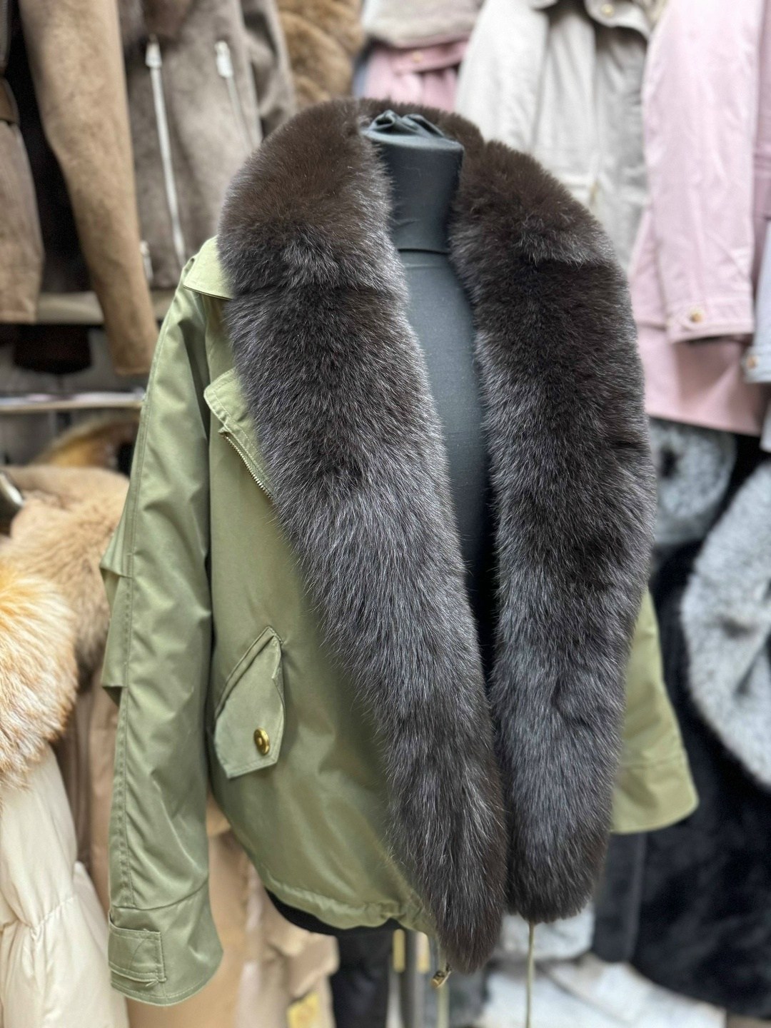 зеленая парка с мехом,зеленая парка с мехом песца,парка с натуральным мехом,парка с мехом,парки с мехом песца