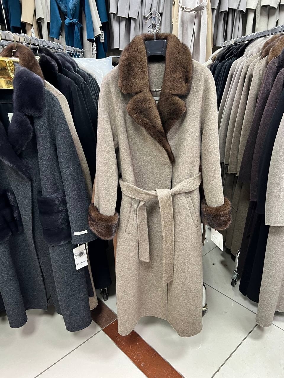 женское кашемировое пальто с воротником из лисьего меха,пальто с мехом,кашемировое пальто с мехом,пальто зимнее полушерстяное 271 каляев,длинное женское шерстяное пальто с большим воротником из натура