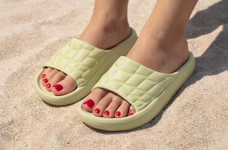 ,шлепанцы женские,тапочки модные,шлепки женские,белые шлепанцы