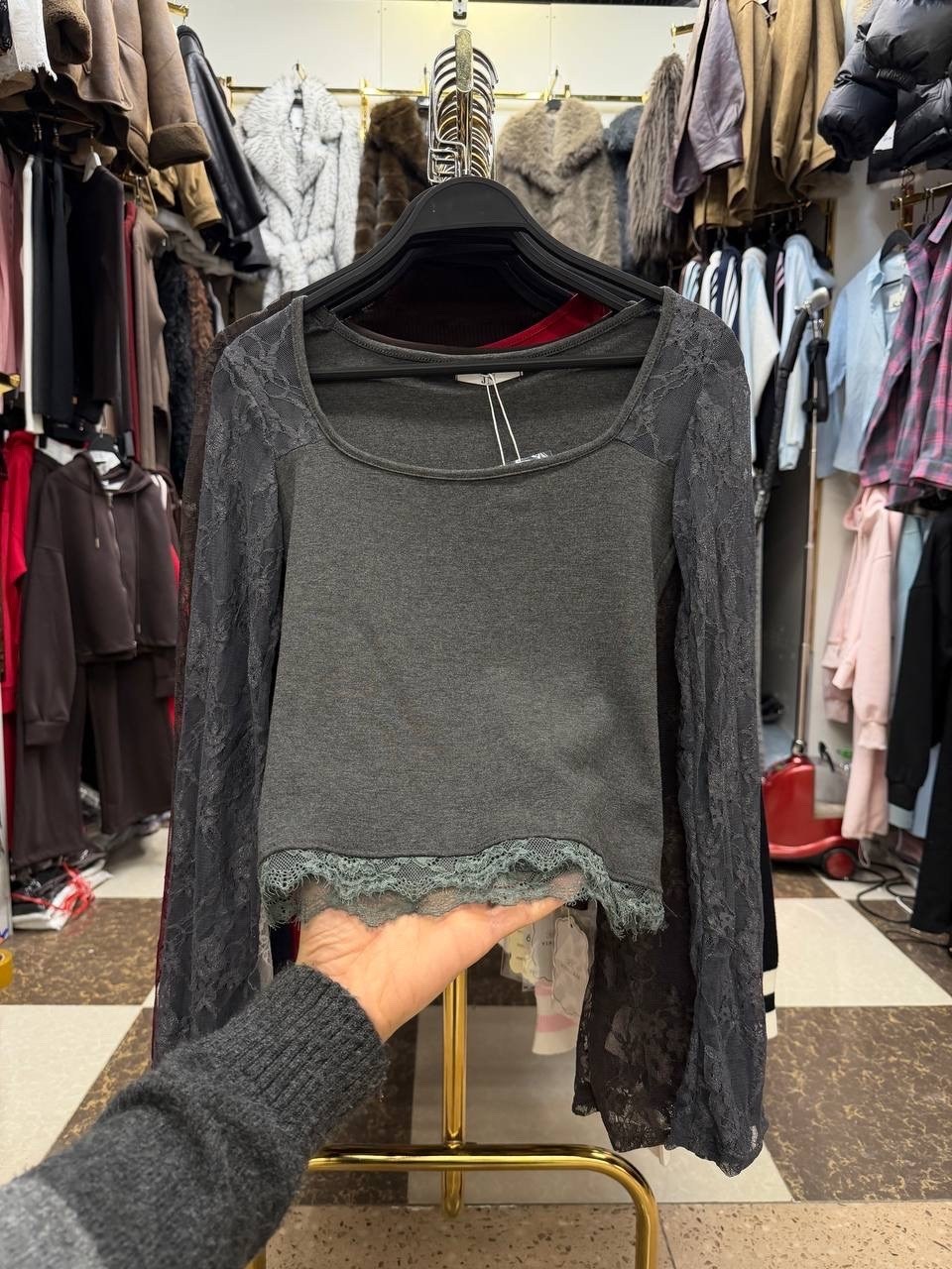 топы модные,девушка,женская шифоновая блузка с леопардовым принтом v-образным вырезом и расклешенными рукавами,топ вечерний кружевной на пуговицах с рукавами,элегантные топы