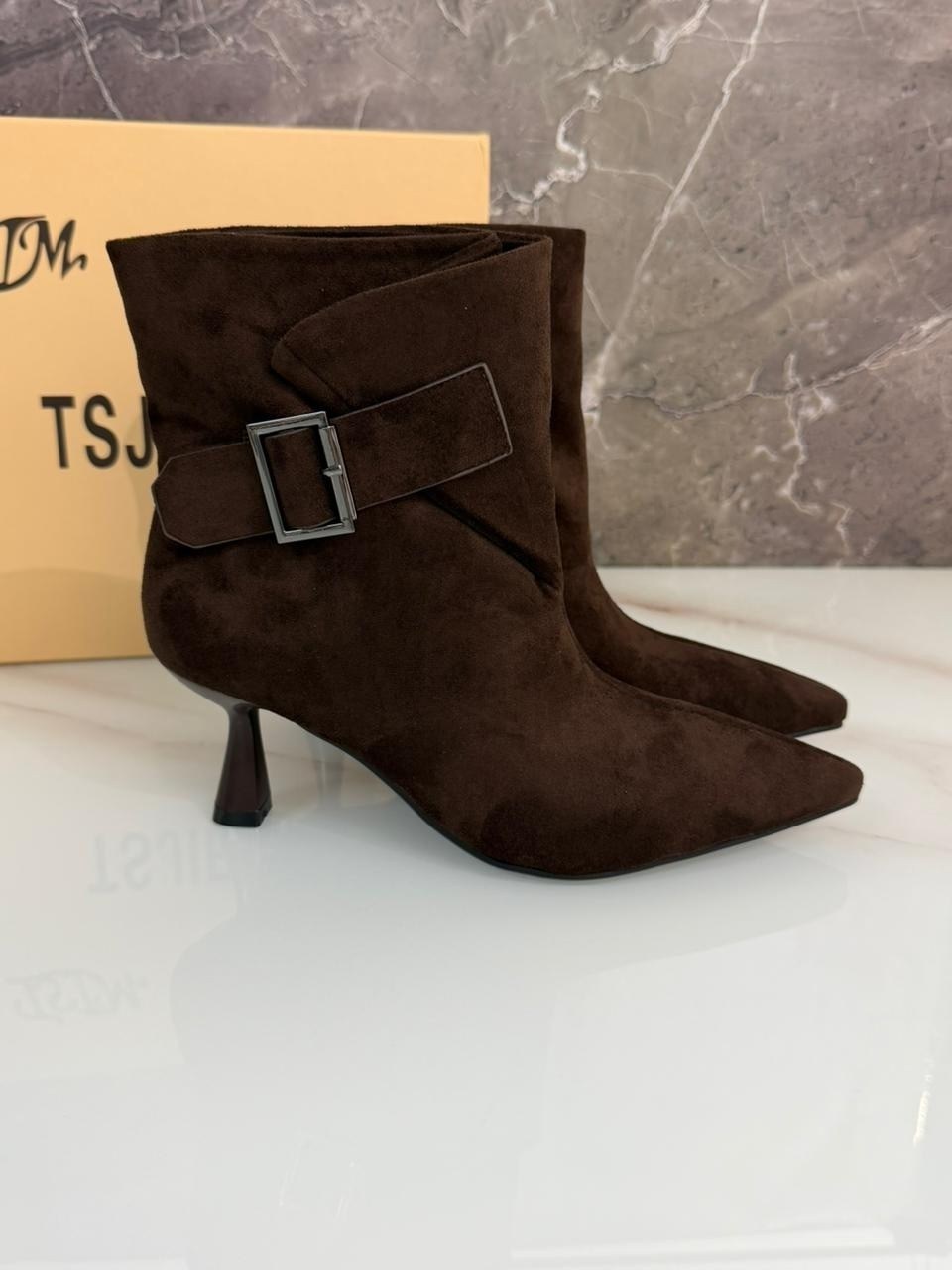 замшевые ботильоны tom ford коричневые на высоком каблуке,замшевые ботильоны,замшевые женские ботильоны на высоком каблуке с острым носком,женские ботильоны,