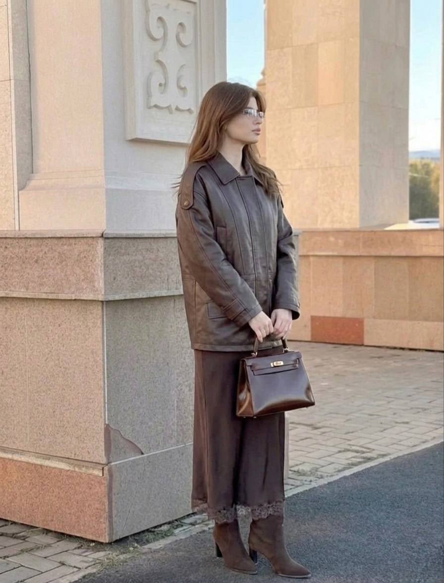 мода модная,стиль одежды,кожаная куртка,атласная юбка макси