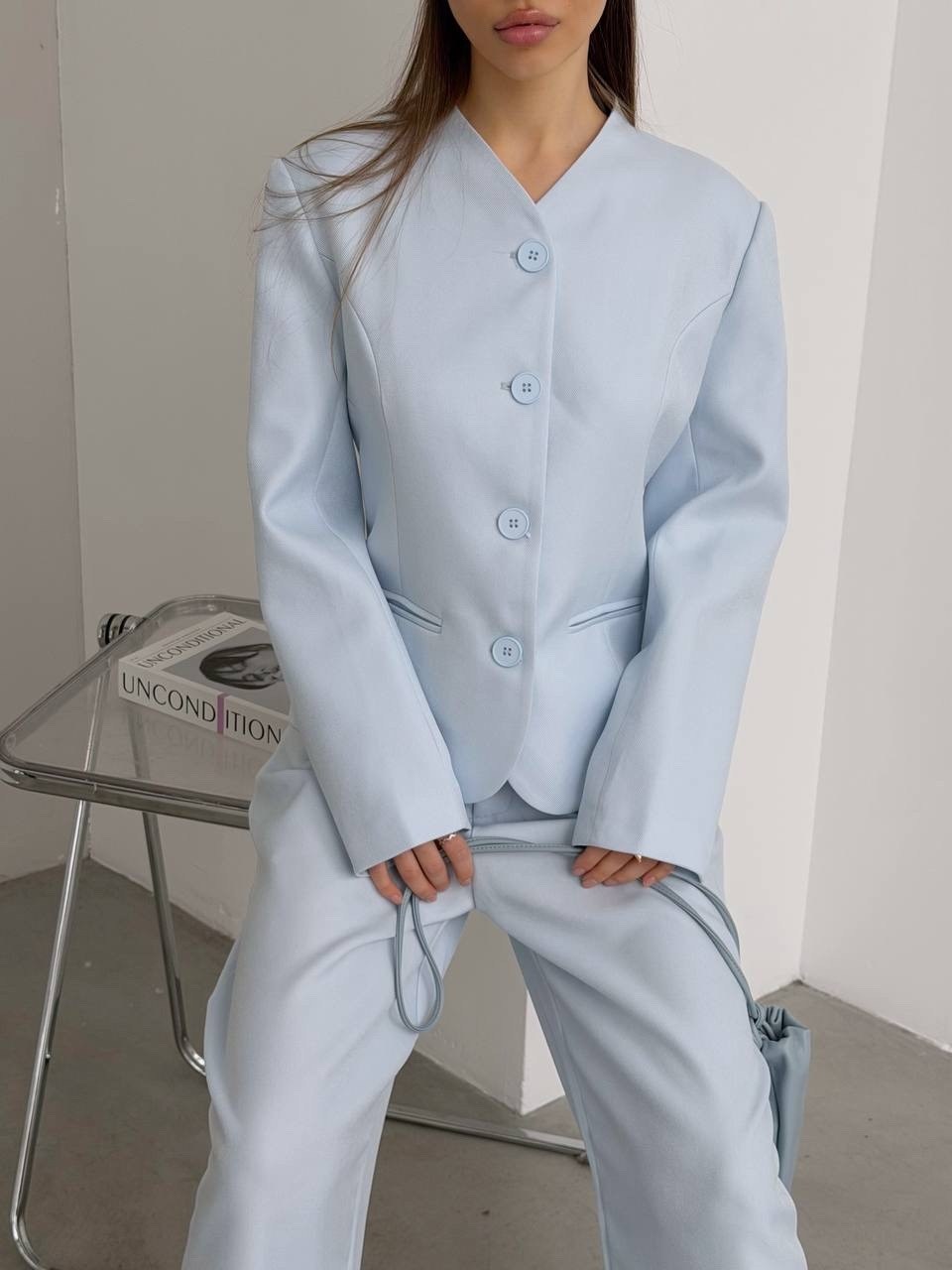 женский брючный костюм небесно-голубого цвета,костюм брючный,голубой брючный костюм,женский костюм брючный,костюм женский брючный olya stoff