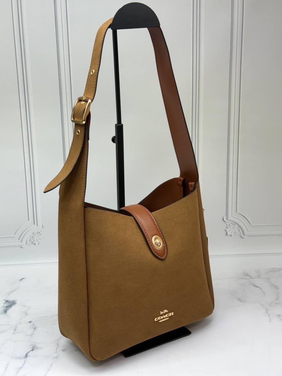 coach сумка женская,сумки через плечо coach,coach hadley convertible crossbody bag in suede cw004,женская сумка,coach коричневая замшевая сумка тоут