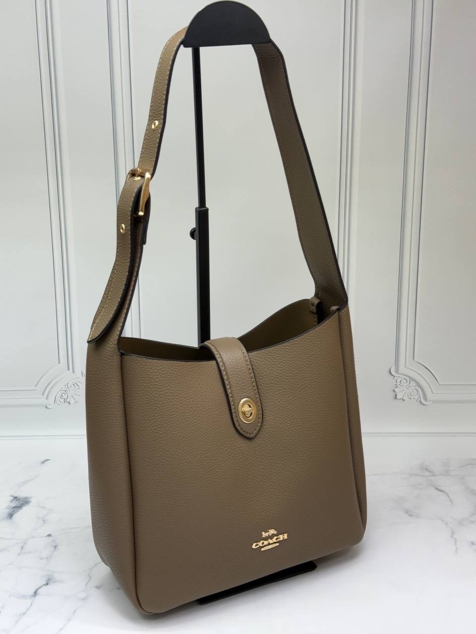 coach сумка женская,сумки через плечо coach,coach hadley convertible crossbody bag in suede cw004,женская сумка,coach коричневая замшевая сумка тоут