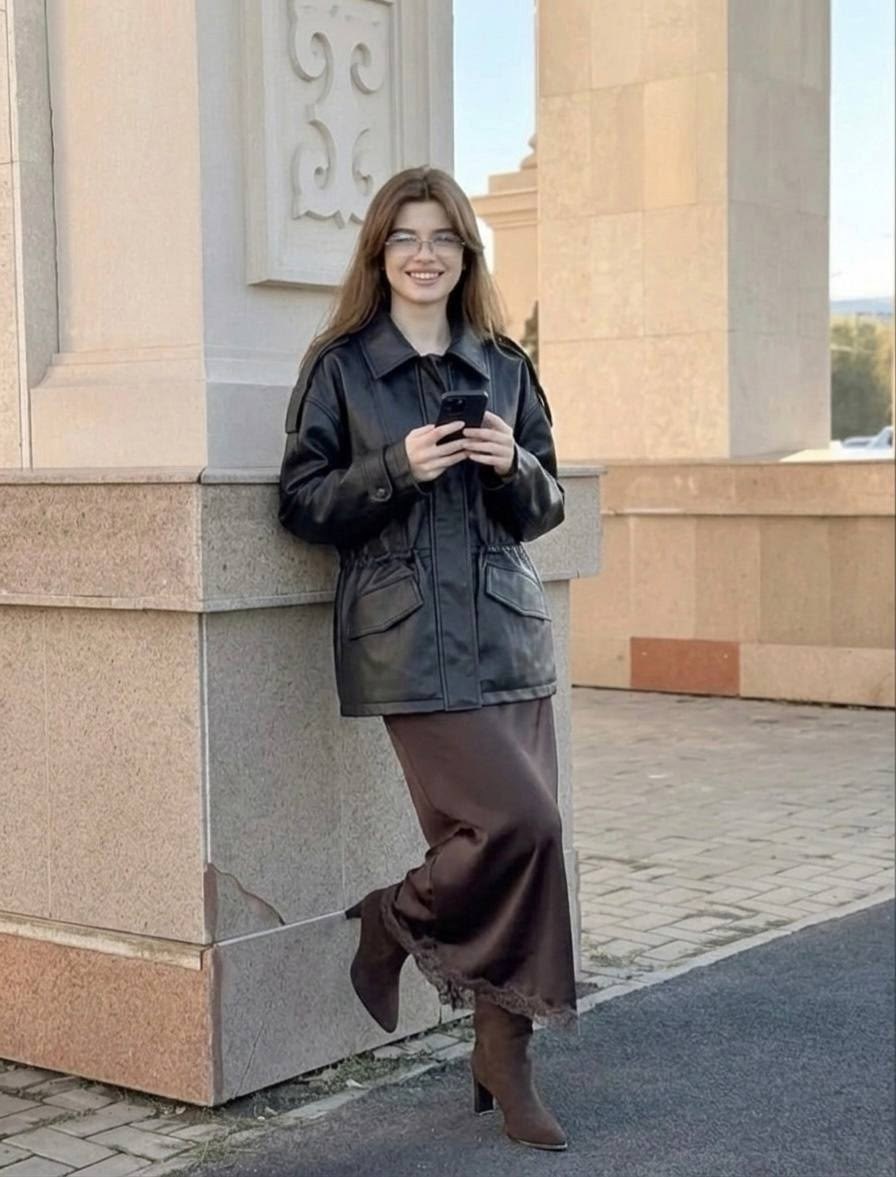 мода модная,стиль одежды,кожаная куртка,атласная юбка макси