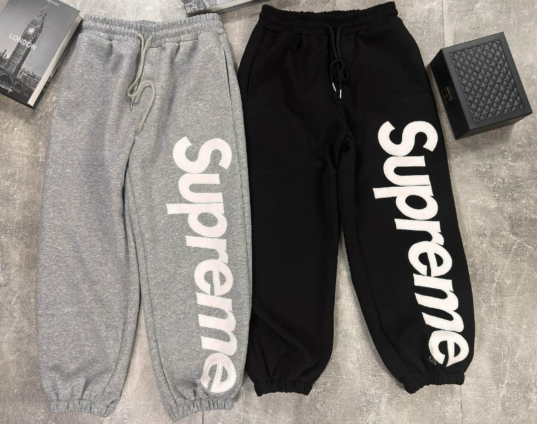 спортивные штаны,спортивные брюки,штаны суприм,спортивные штаны supreme с рельефным рисунком черные,спортивные брюки мужские