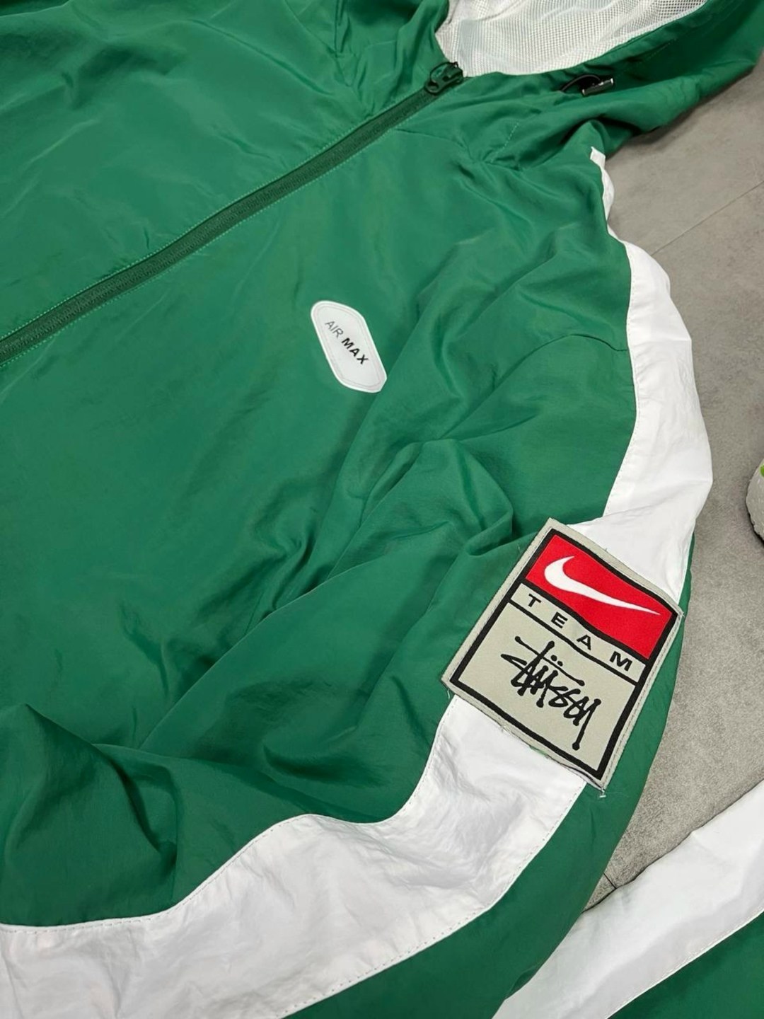 зеленая куртка,ветровка куртка,спортивная куртка,куртка nike