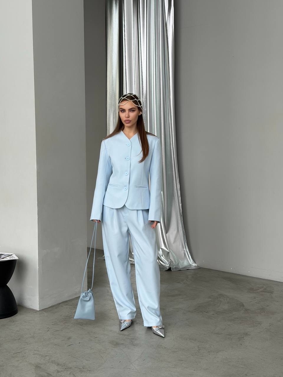 женский брючный костюм небесно-голубого цвета,костюм брючный,голубой брючный костюм,женский костюм брючный,костюм женский брючный olya stoff