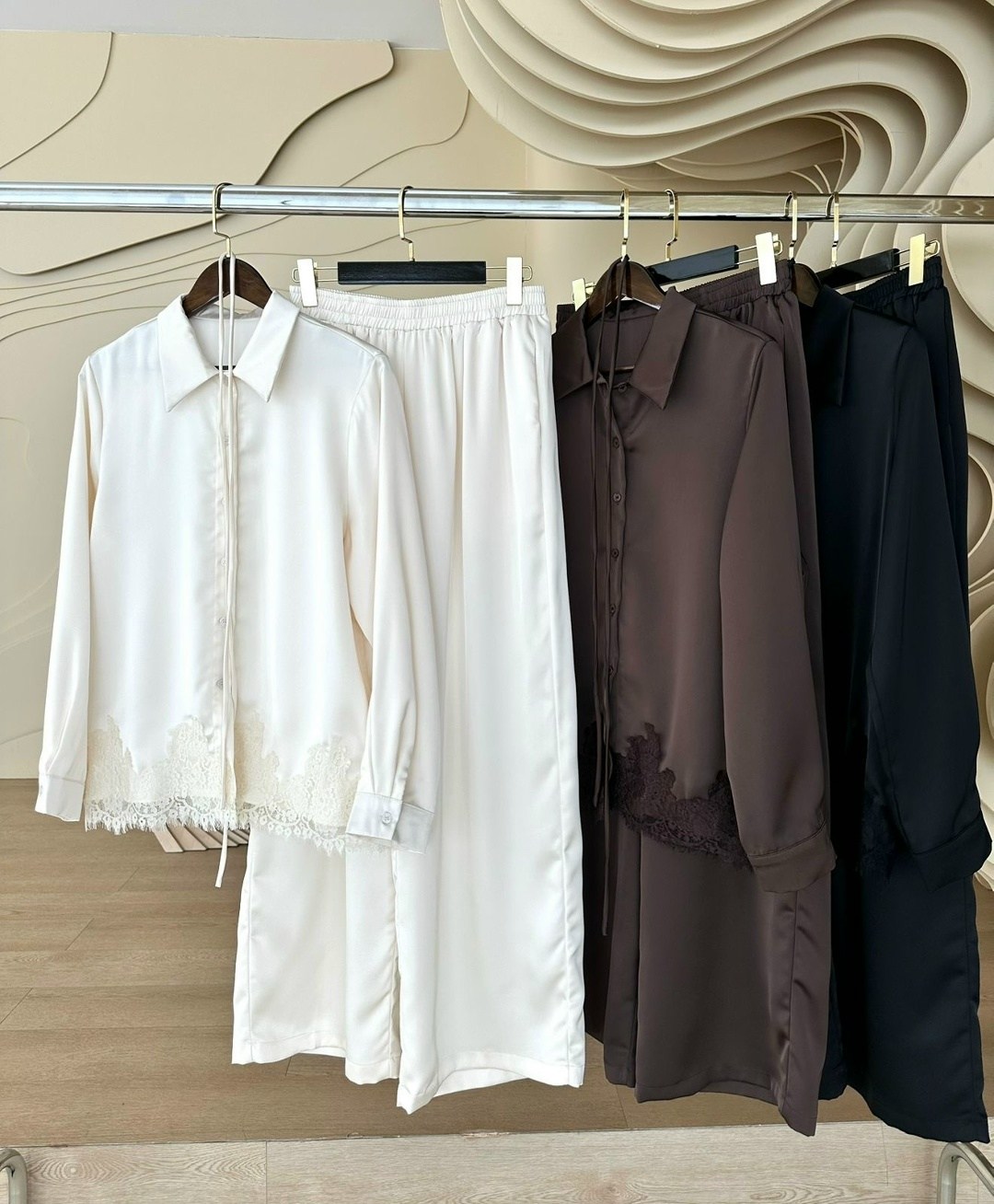 брючный костюм,женский брючный костюм,атласный брючный костюм,костюм классический,женские костюмы