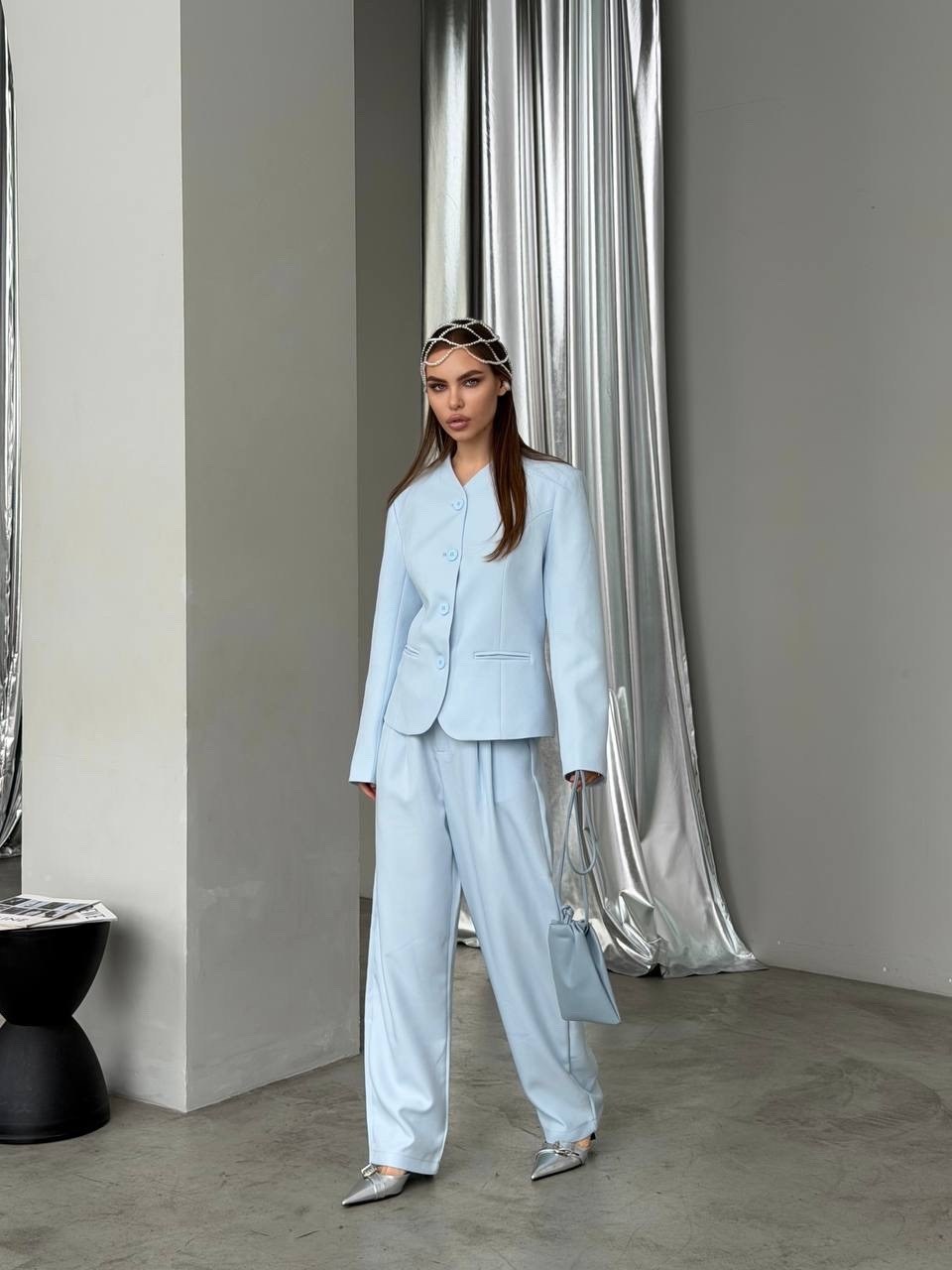 женский брючный костюм небесно-голубого цвета,костюм брючный,голубой брючный костюм,женский костюм брючный,костюм женский брючный olya stoff
