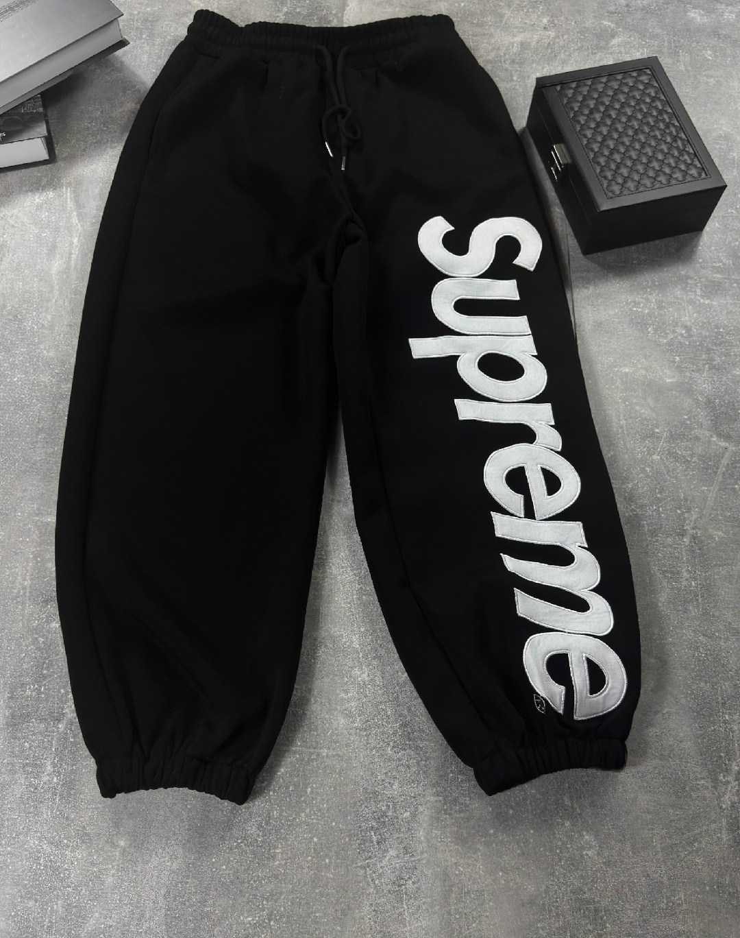 спортивные штаны,спортивные брюки,штаны суприм,спортивные штаны supreme с рельефным рисунком черные,спортивные брюки мужские