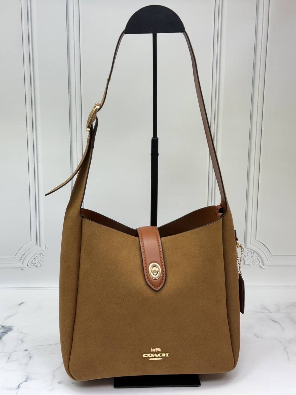 coach сумка женская,сумки через плечо coach,coach hadley convertible crossbody bag in suede cw004,женская сумка,coach коричневая замшевая сумка тоут