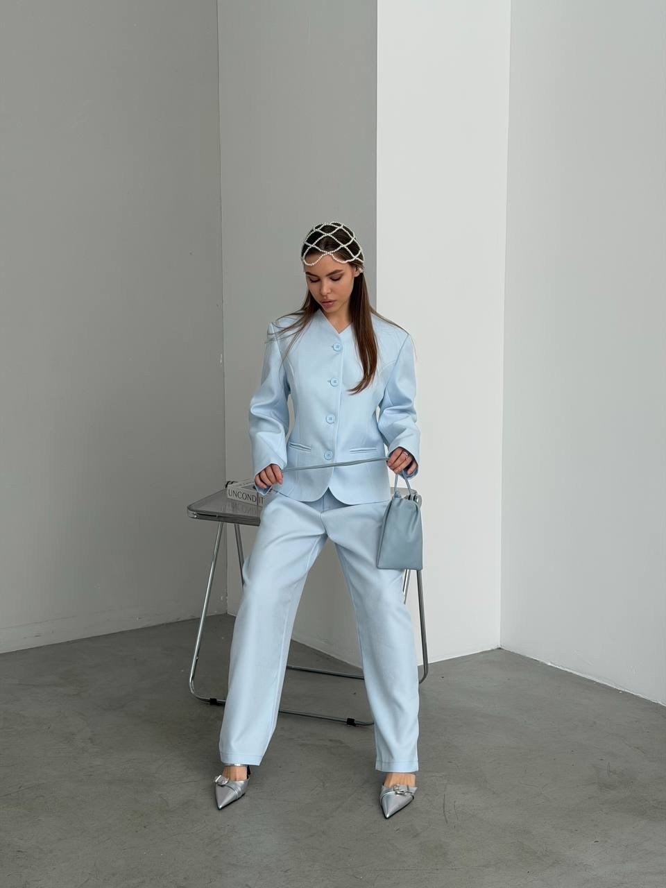 женский брючный костюм небесно-голубого цвета,костюм брючный,голубой брючный костюм,женский костюм брючный,костюм женский брючный olya stoff