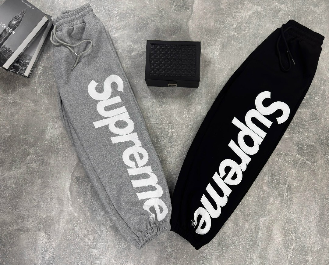 спортивные штаны,спортивные брюки,штаны суприм,спортивные штаны supreme с рельефным рисунком черные,спортивные брюки мужские
