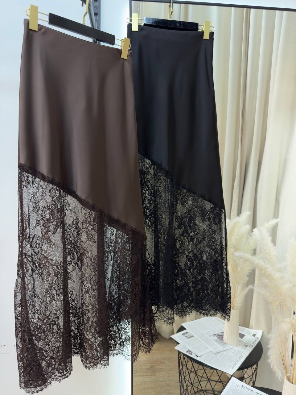 кружевная юбка,юбка с кружевами,атласная юбка макси с асимметричным кружевным подолом от topshop шоколадного цвета,юбка женская,атласная юбка