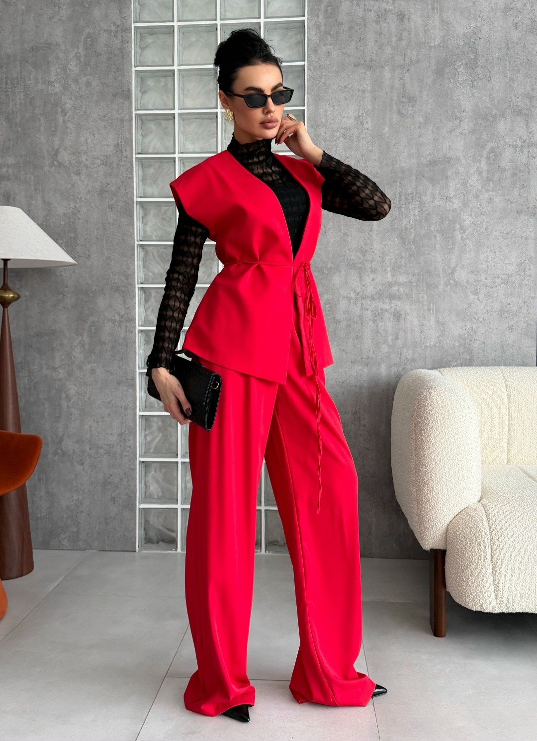 красный брючный костюм с жилеткой,костюм брючный,брючный костюм с жилетом красный,брючный костюм с жилетом,брючный костюм с жилетом на пуговицах