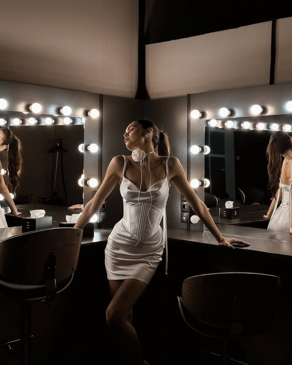 девушка,девушка в зеркалах,гримерное зеркало с лампочками,зеркало с лампами,зеркало с лампочками