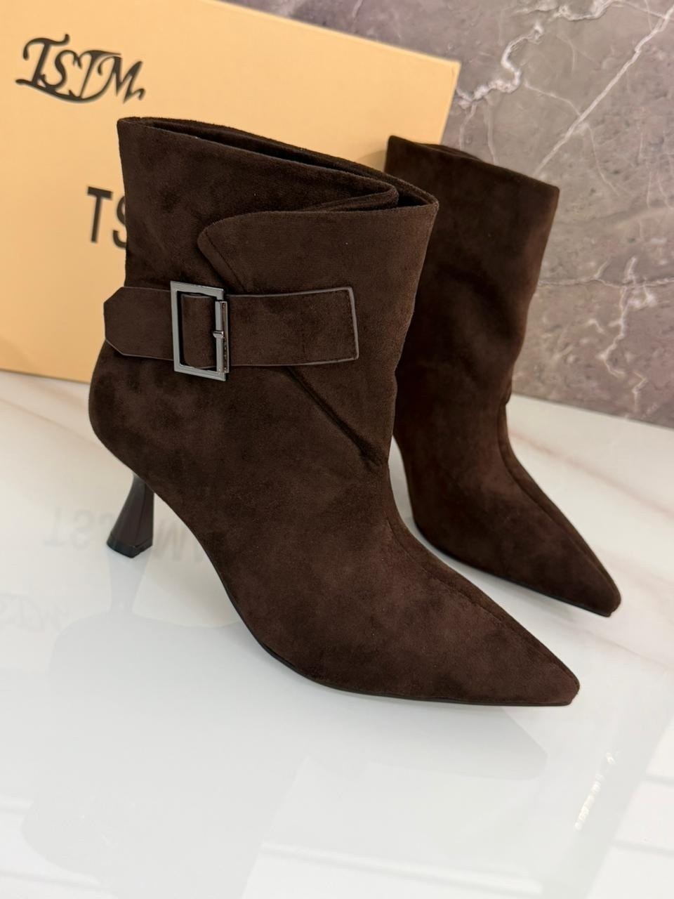 замшевые ботильоны tom ford коричневые на высоком каблуке,замшевые ботильоны,замшевые женские ботильоны на высоком каблуке с острым носком,женские ботильоны,