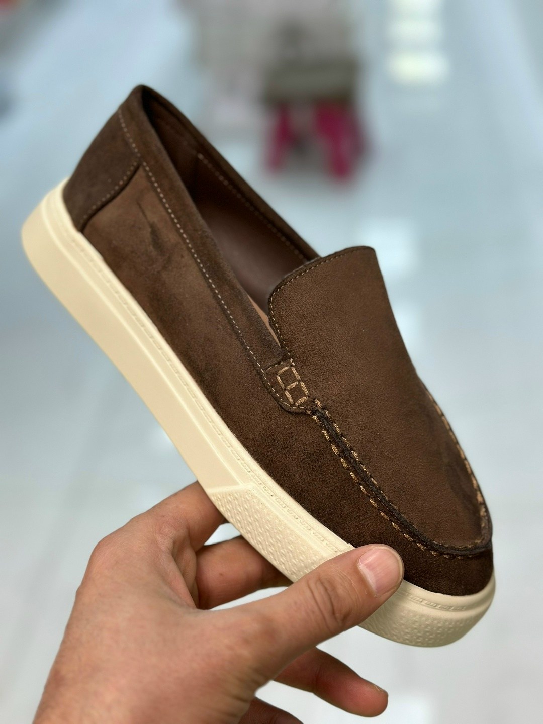 лоферы с белой подошвой мужские brunello cucinelli,лоферы замшевые,лоферы из натуральной замши,мужские мокасины brunello cucinelli,мужские замшевые лоферы